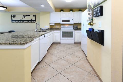 Fully equipped kitchen w new microwave and larger fridge added in 2022!