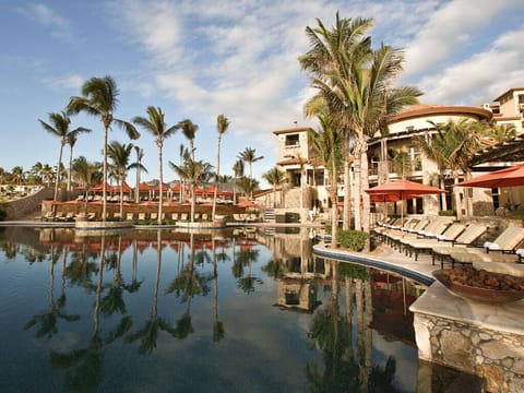 Infinity edge pool with poolside beverage and dining 