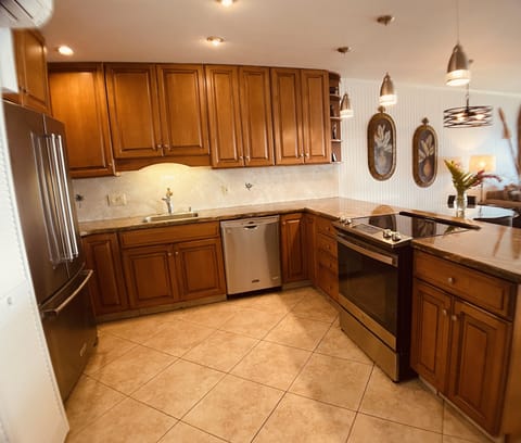 Large, fully equipped kitchen.  Great for foodies who want to stay and dine!