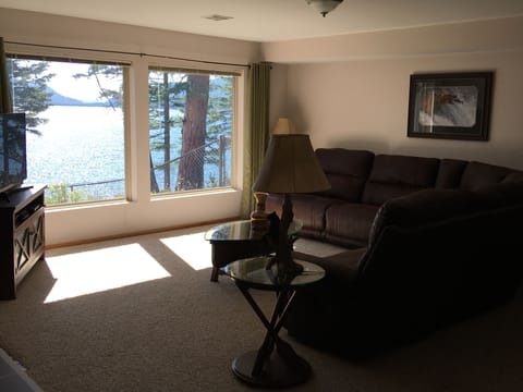 Family room with big screen smart tv and large sectional great for movie night!