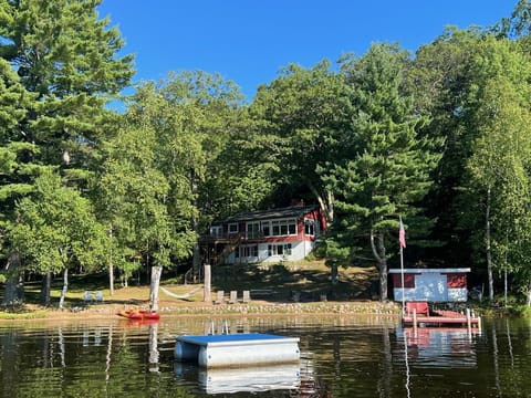 Eagle Pines Cabin on Dam Lake. Sandy beach, swim raft, kayaks, SUPs & paddleboat
