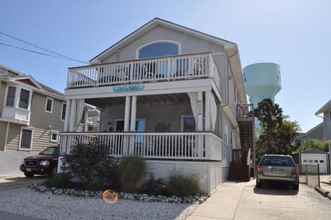 Bottom floor of duplex.
Close to downtown. 