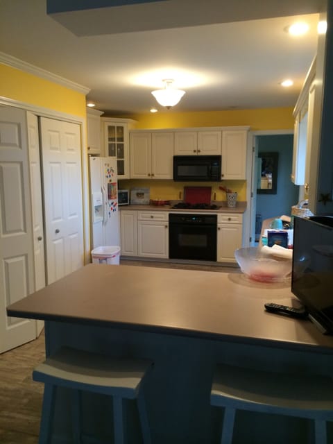Full Kitchen with Flat Screen TV