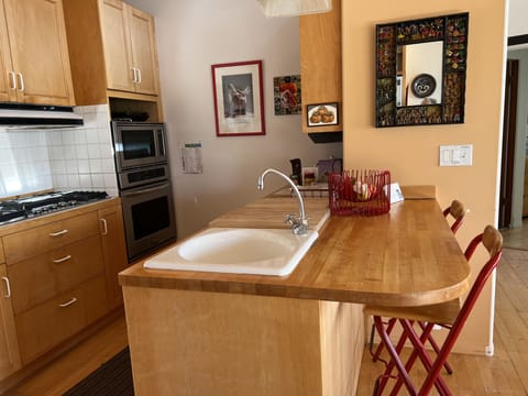 Kitchen peninsula. Help the chef or keep them company