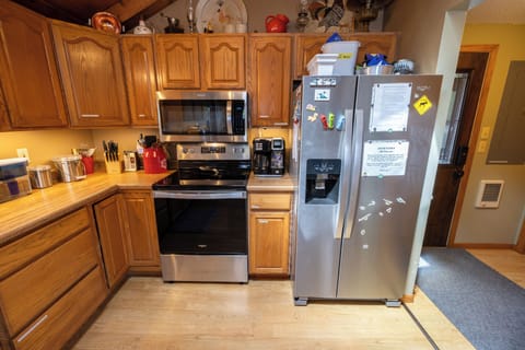 glass cooktop, oven can be an airfryer too,  All the kitchen equipment available