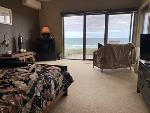 One only spacious bedroom & spa ensuite with beach & ocean views + dressing room