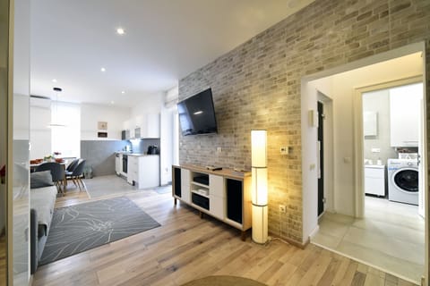 Living area with kitchen and view to the bathrooms