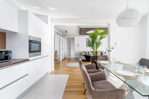 Modern and fully equipped kitchen and dining area