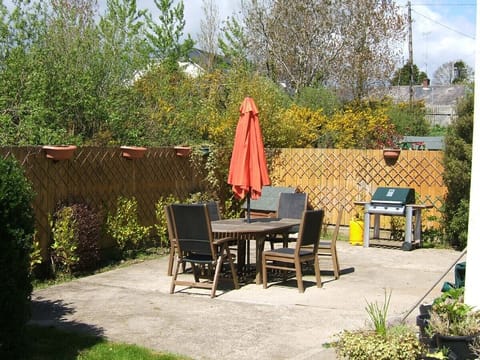 Fully enclosed yard/patio with BBQ, picnic area