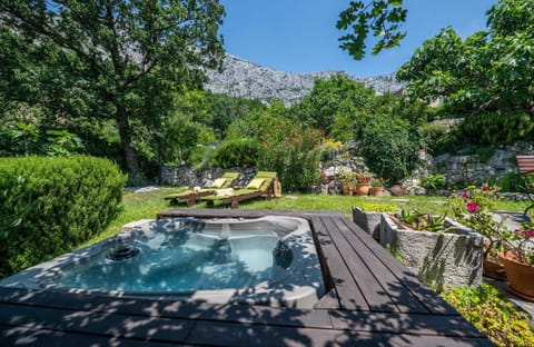 Outdoor spa tub