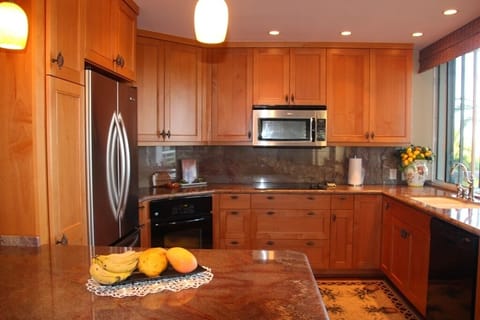 Spacious kitchen with lots of cabinets