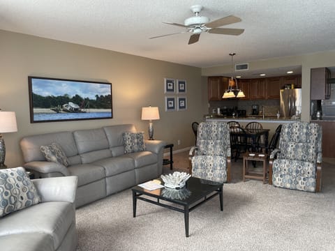 Living area where everyone can recline!