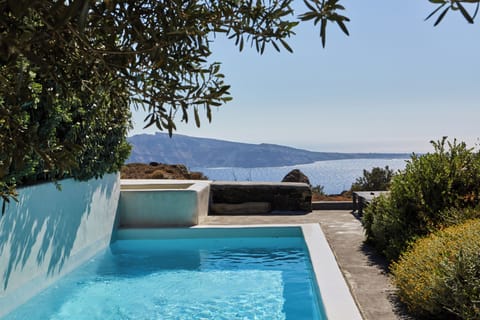 Private swiimmng pool, hot tub & views