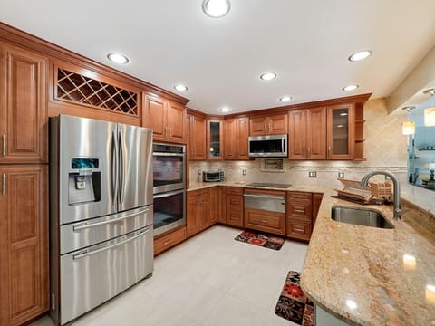 Kitchen with Breakfast Bar