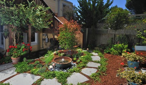 Relaxing garden in the heart of a bustling city