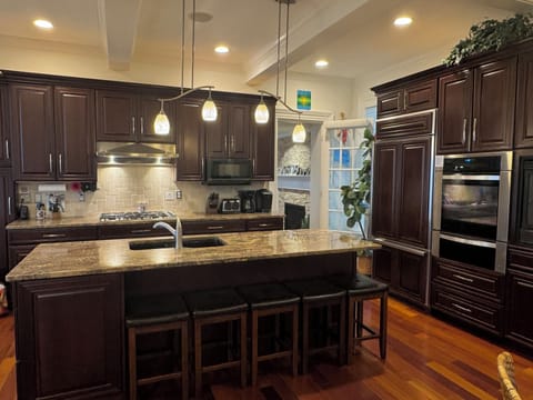 Kitchen Counter seats 5