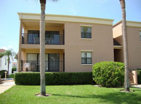 Stacked townhouse style.  