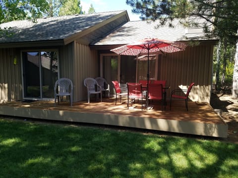 back deck of Quelah 70 with outdoor dining set