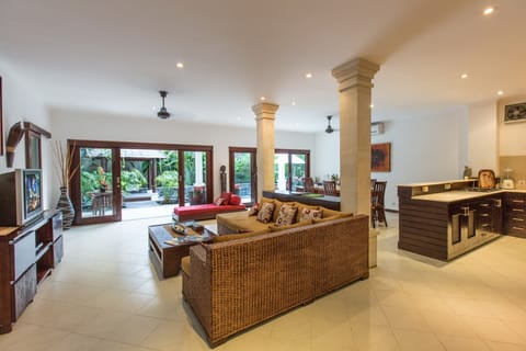 2Bed Villa 350meters to KuDeTa,Seminyak;