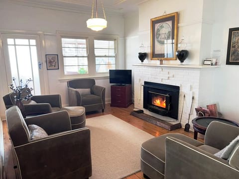 Lounge with fireplace and tv, wifi