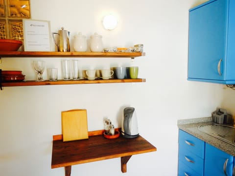 Colourful, well-equipped kitchenette