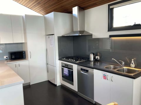 Well equiped kitchen with a dishwasher