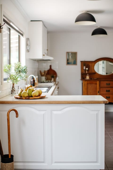 Another view of the kithen