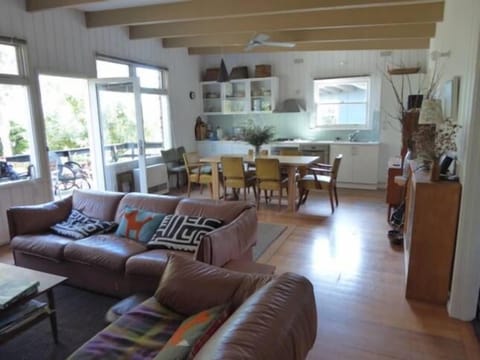 Open plan loungeroom/dining/kitchen