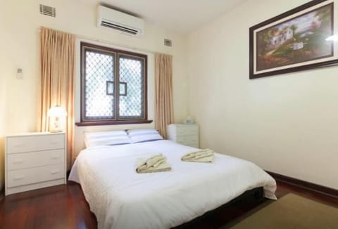 2 min walk to UWA close to CBD (2)