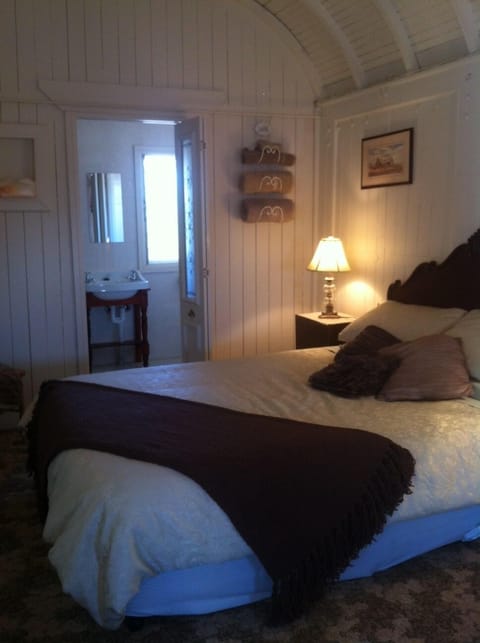 Cosy & quaint vintage rail carriage