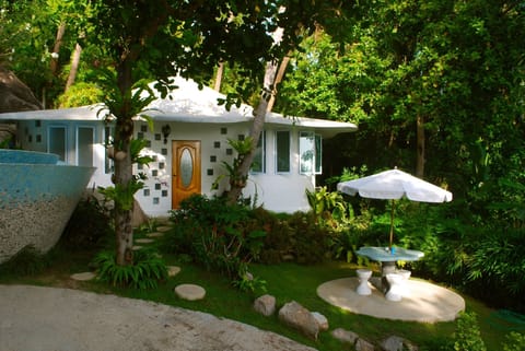 The "Bougainvillea" villa has a small private yard with pic-nic table...