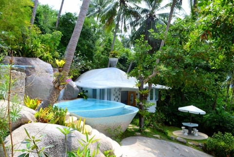 The "Bougainvillea" villa is built into nature, with tropical flowers everywhere