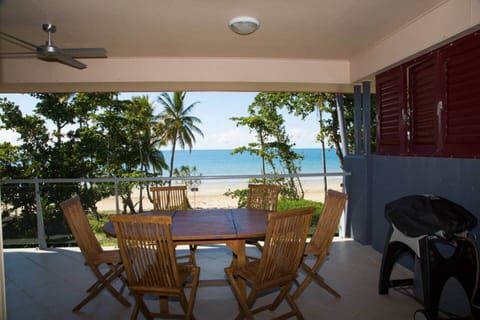 Beach House Apartment No 5 - what a great area to enjoy a meal together