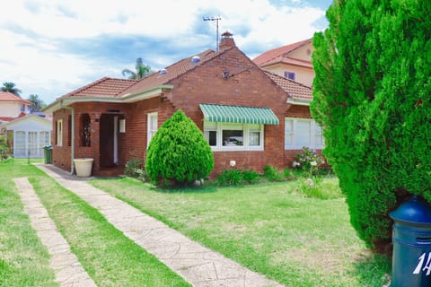 Cute cottage, big backyard, close to the beach