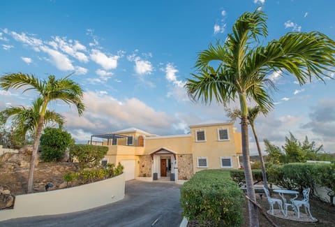 Welcome to Spyglass Hill Villa