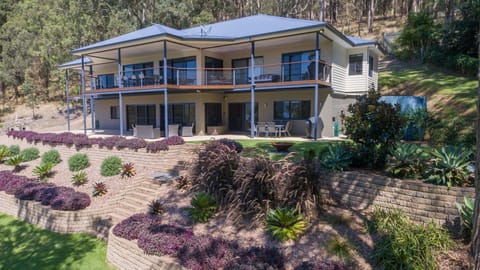 The Lake Retreat - southern shores of Smiths Lake