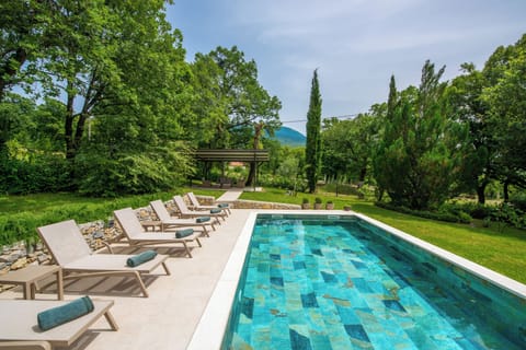 32 m2 pool behind the house, no direct neighbours