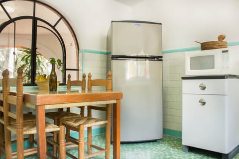 Cocina totalmente equipada.Horno y estufa, micro, tostadora, cafetera,licuadora.