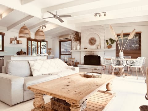 Open plan living & dining