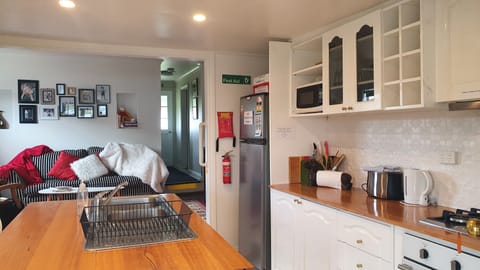 Self contained kitchen with island bench and stools. Tea/coffee/ Milo supplied 