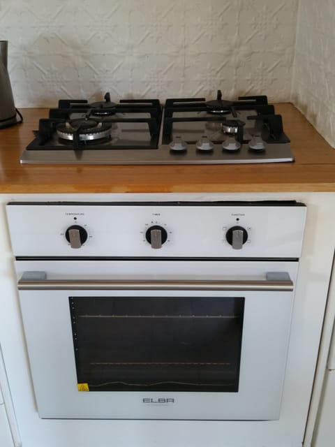 Electric oven, gas cooktop