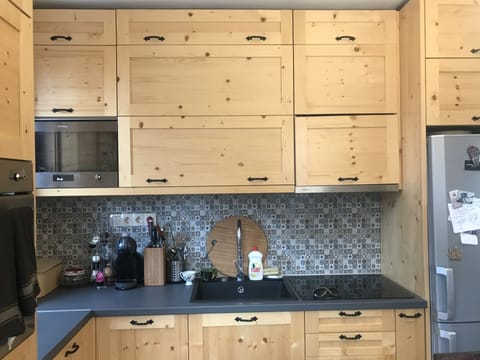 New kitchen installed in 2017.