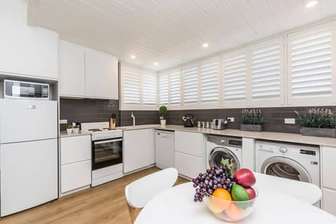 Full kitchen, washer & dryer, oven, full fridge. Ideal for long term stays.