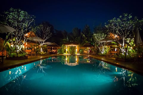 Bungalow Beside Salt Water Pool