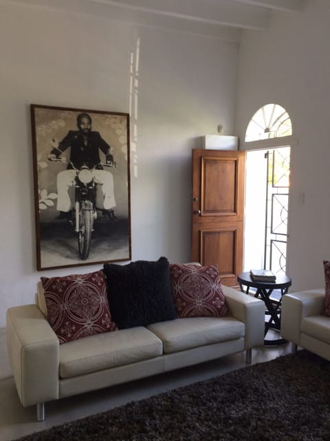ENTRANCE AND SITTING AREA