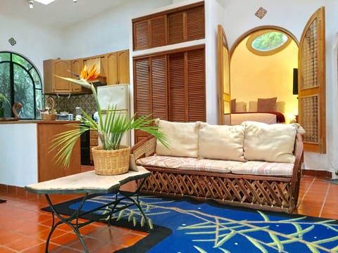 View towards bedroom/Vista hacia la recámara.