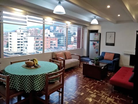 Living & dinning room with panoramic view. Sala con vista panorámica
