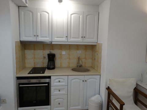 Fully equipped kitchen with eoven, ceramic hob, coffee maker, espresso machine.