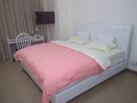 1 King bed and 1 Study Desk