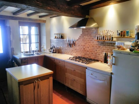 Kitchen Area, with double oven to the right, out of the shot
